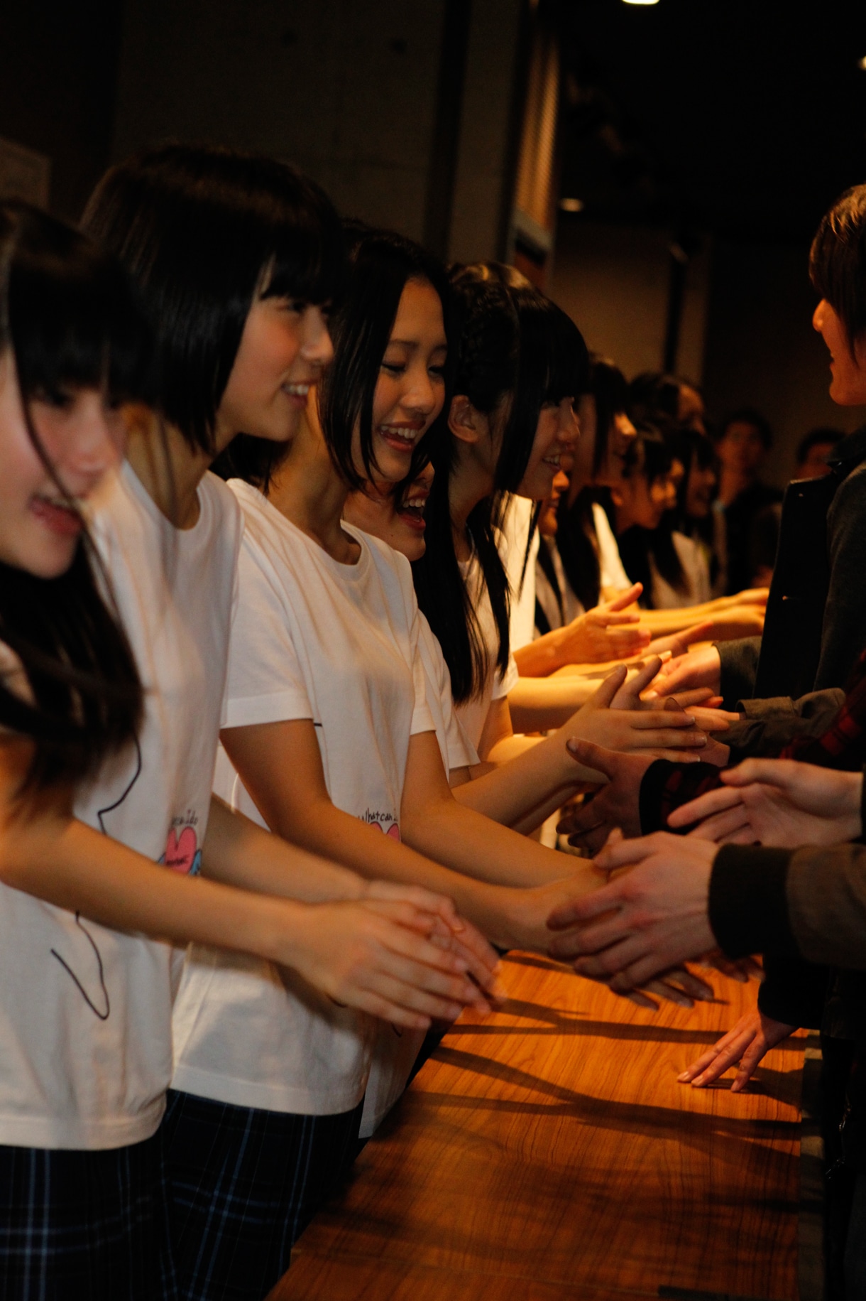 ファンと握手するHKT48。