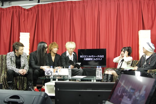 ゲストの津田尚克監督（写真右）と日高里菜（写真右から2番目）とトークするムックの4人（写真左）。