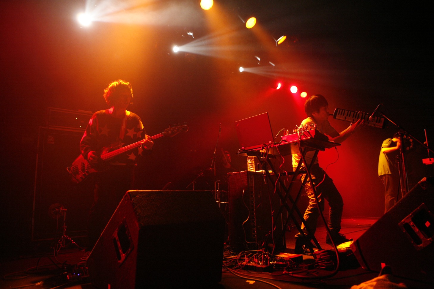 2012年に行われた「モテキナイト」で演奏するあらかじめ決められた恋人たちへ（Photo by 五十嵐絢也）