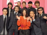 スカパラは本日3月13日14:30から東京・代々木公園にてフリーライブを開催する（写真はトーク収録時のスカパラと小泉今日子）。