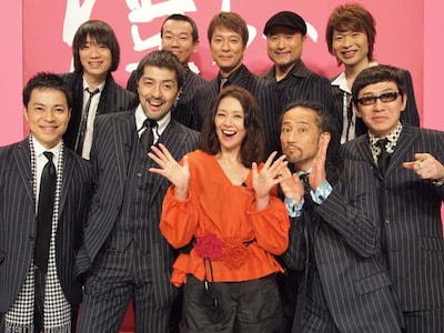 スカパラは本日3月13日14:30から東京・代々木公園にてフリーライブを開催する（写真はトーク収録時のスカパラと小泉今日子）。