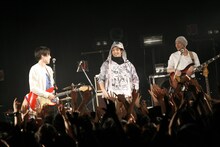 森山未來（写真中央）はフジファブリックのステージにサプライズで登場。（Photo by 五十嵐絢也）