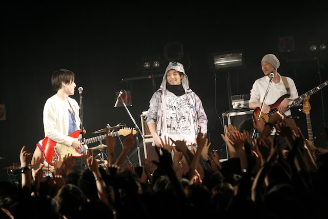 森山未來（写真中央）はフジファブリックのステージにサプライズで登場。（Photo by 五十嵐絢也）