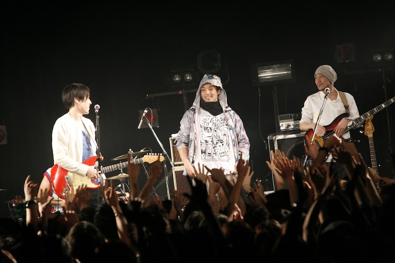 森山未來（写真中央）はフジファブリックのステージにサプライズで登場。（Photo by 五十嵐絢也）