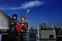 「BASS MAGAZINE」2012年4月号の誌面より。写真左からJ、難波章浩。（Photo by 小松陽祐）