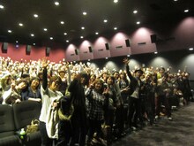 写真はフィルムギグ東京公演の様子。この日は増子直純（Vo）と清水泰次（B）が会場に駆けつけた。