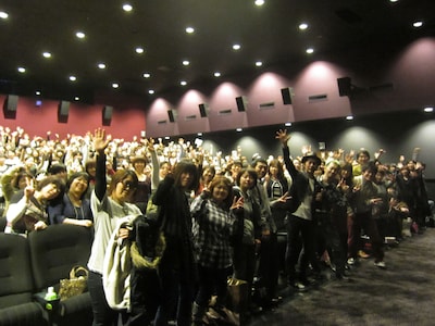 写真はフィルムギグ東京公演の様子。この日は増子直純（Vo）と清水泰次（B）が会場に駆けつけた。