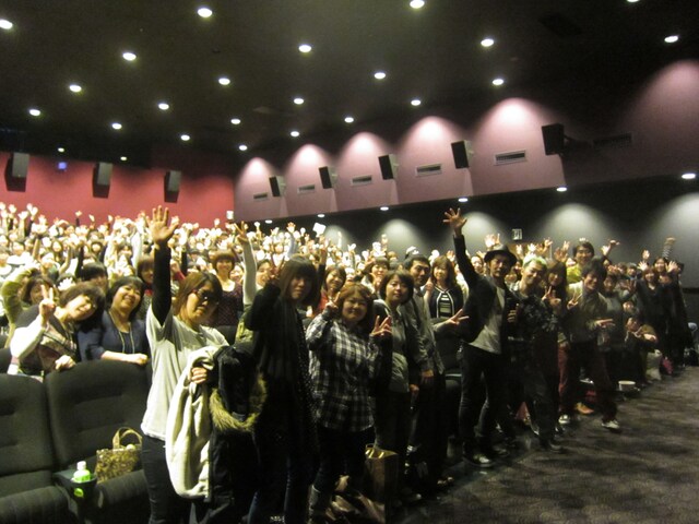 写真はフィルムギグ東京公演の様子。この日は増子直純（Vo）と清水泰次（B）が会場に駆けつけた。