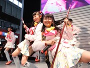 激しいほうきギターバトルを繰り広げる柏木ひなた（写真手前左）と瑞季（手前右）。