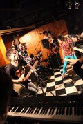 HEREのライブ。サブステージでのアンコールの模様。（Photo by 高畠正人）