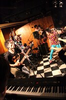 HEREのライブ。サブステージでのアンコールの模様。（Photo by 高畠正人）