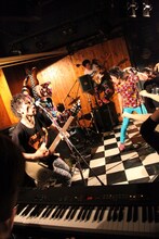 HEREのライブ。サブステージでのアンコールの模様。（Photo by 高畠正人）