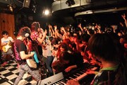 HEREのライブ。サブステージでのアンコールの模様。（Photo by 高畠正人）