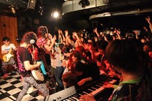 HEREのライブ。サブステージでのアンコールの模様。（Photo by 高畠正人）