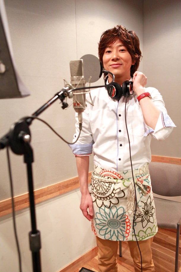 スタジオ入りした川越シェフ。レコーディングのさなかも自信に満ちたスマイルを決して絶やさない。