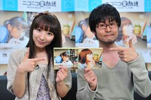 写真は「NICONICO STATION」放送終了後のほっちゃん（写真左）とMCの鷲崎健（右）。