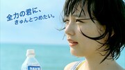「カルピスウォーター」の新CMのワンシーン。