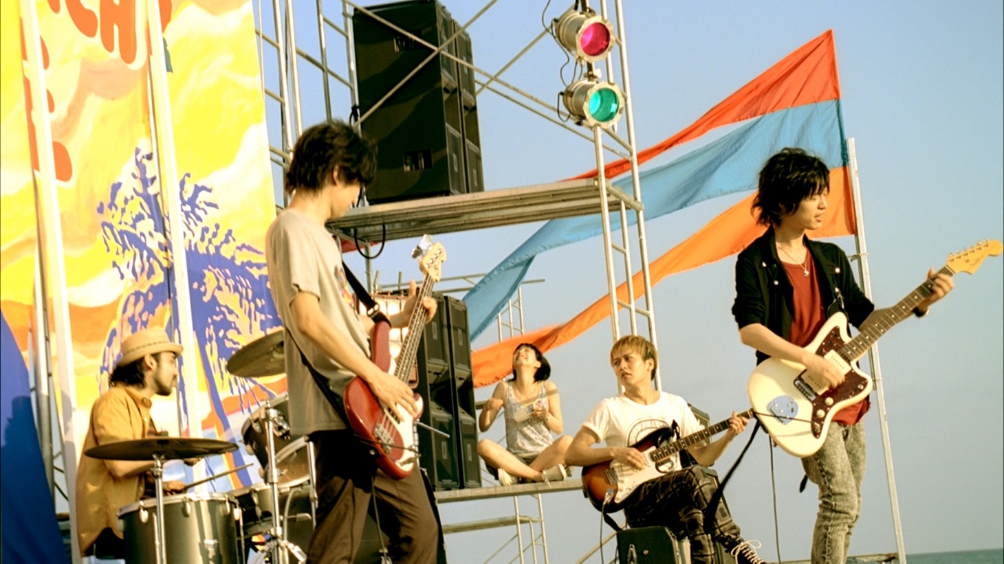 「カルピスウォーター」の新CMのワンシーン。ライブに向けてリハーサルをしているという設定で熱演を繰り広げるNICO Touches the Walls。