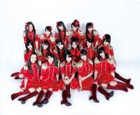 「ラムネの飲み方」公演のオープニング衣装を着用したSKE48チームKII。 (C)AKS / AVEX ENTERTAINMENT