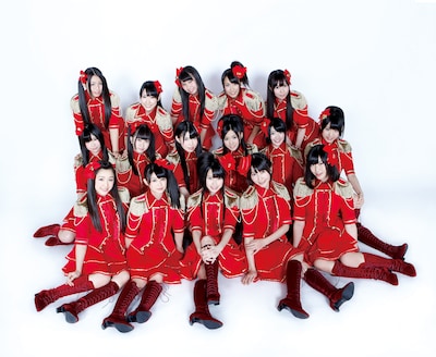 「ラムネの飲み方」公演のオープニング衣装を着用したSKE48チームKII。 (C)AKS / AVEX ENTERTAINMENT