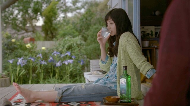サントリー「鏡月」CMのワンシーン。