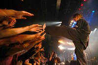 アルカラの稲村太祐（Vo, G）。