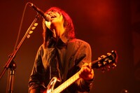 クリープハイプの尾崎世界観（Vo, G）。