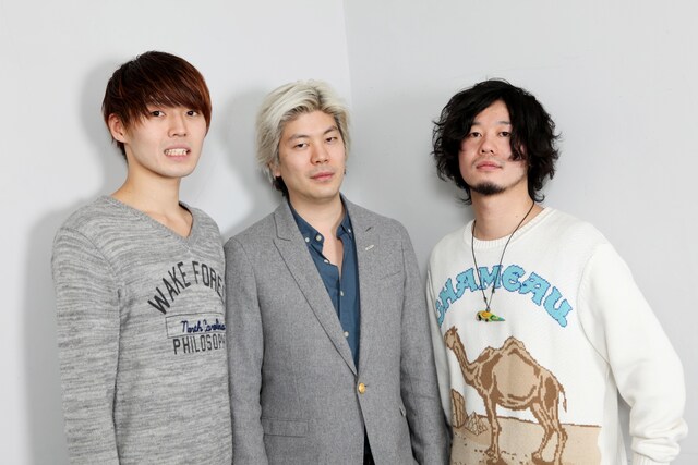 ジェームス・イハを囲む石毛輝（写真右）と岡本伸明（左）。