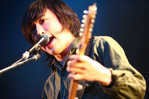 The SALOVERSの古舘佑太郎（Vo, G）。
