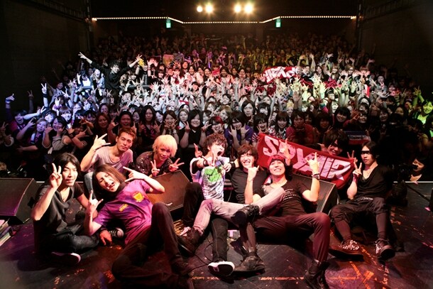 2月28日「“ガチンコバトル”day」、SPYAIRとの対バン後の記念撮影（撮影：西槙太一）。