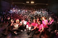 3月8日「“ガチンコバトル”day」、ピコとの対バン後の記念撮影（撮影：西槙太一）。