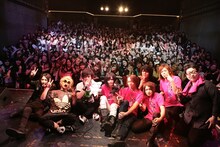 3月8日「“ガチンコバトル”day」、ピコとの対バン後の記念撮影（撮影：西槙太一）。