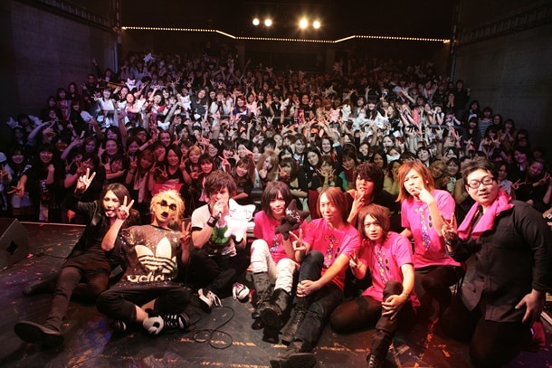 3月8日「“ガチンコバトル”day」、ピコとの対バン後の記念撮影（撮影：西槙太一）。