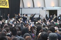 晴天に恵まれたステージ前には多数のオーディエンスが集結した（撮影：泉田和範［beface creative］）。