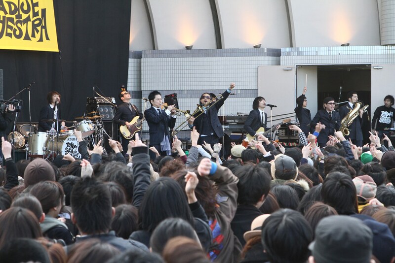 晴天に恵まれたステージ前には多数のオーディエンスが集結した（撮影：泉田和範［beface creative］）。