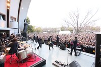 写真は3月13日のフリーライブの模様（撮影：泉田和範［beface creative］）。