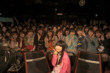 集まった女性ファンと記念撮影するmiwa。