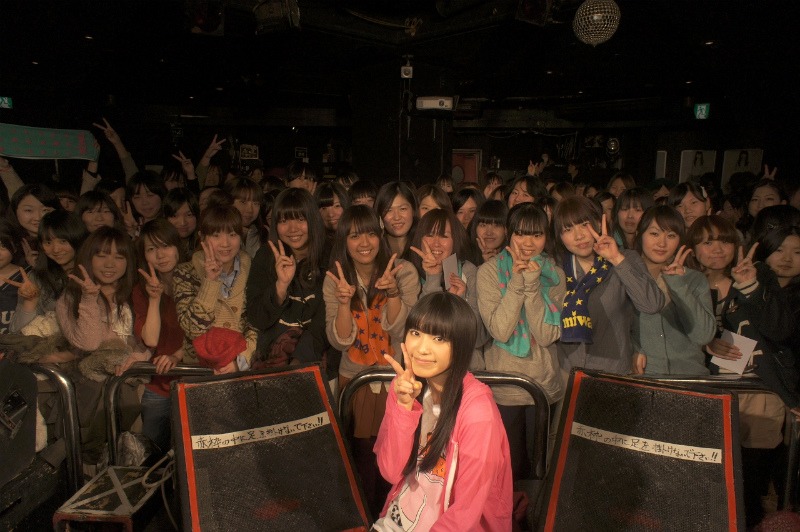 集まった女性ファンと記念撮影するmiwa。