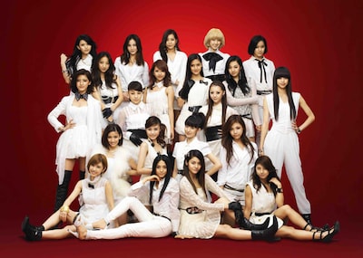 写真はDream、Happiness、FLOWERの合同ユニットE-Girls。最下段の一番左がSayaka。