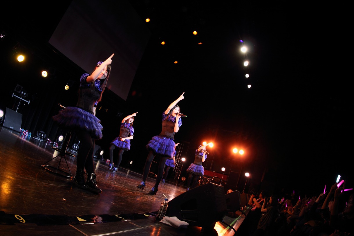 小西彩乃（手前）は椅子に座ってライブに参加（写真は「東京女子流 SPECIAL LIVE "TGS Discography" Vol.2」より）。