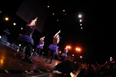 小西彩乃（手前）は椅子に座ってライブに参加（写真は「東京女子流 SPECIAL LIVE "TGS Discography" Vol.2」より）。