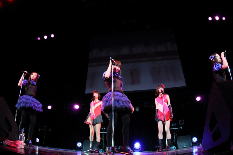 「眩暈 feat. バニラビーンズ」を披露する東京女子流とバニラビーンズ(写真は「東京女子流 SPECIAL LIVE "TGS Discography" Vol.2」より)。