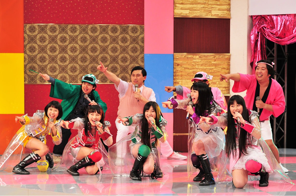 Zポーズを決めるももクロの5人とオードリー、矢作兼（おぎやはぎ）、日村勇紀（バナナマン）。