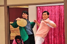 春日のギャグ「カスカスダンス」を踊るオードリー。