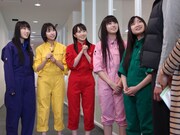 シンエイ動画のスタッフから説明を受けるももいろクローバーZ。