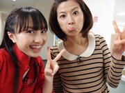 百田夏菜子（写真左）と番組の進行を務めるテレビ朝日の石井希和アナ（右）。