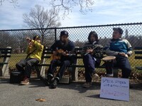 セントラルパークの一角で演奏するSPECIAL OTHERS。スケッチブックにはライブの告知が。