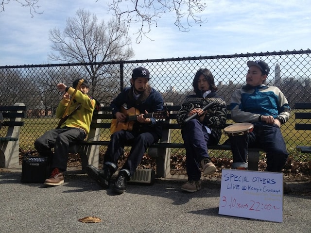 セントラルパークの一角で演奏するSPECIAL OTHERS。スケッチブックにはライブの告知が。