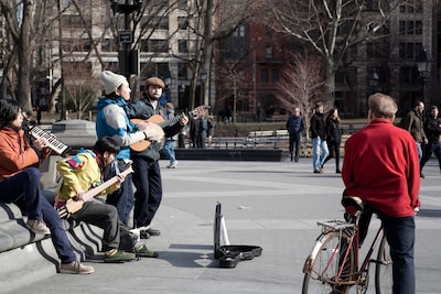 ワシントンスクエアで演奏するSPECIAL OTHERSに、ニューヨーカーたちも興味津々。