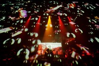 本日3月16日にSHIBUYA-AXで行われたamazarashiのライブの様子。